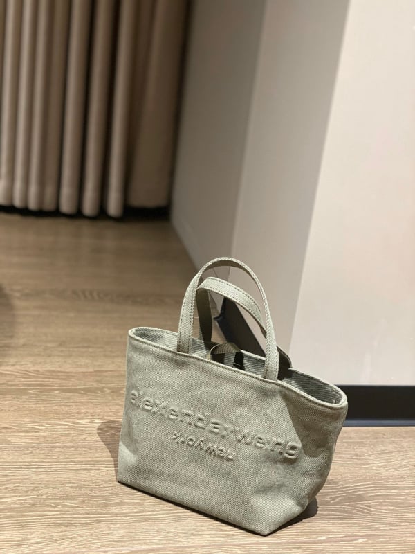 Tote táska kanna formájú, Oxford anyagból, betűrelief, cipzáras nyitás, poliészter bélés