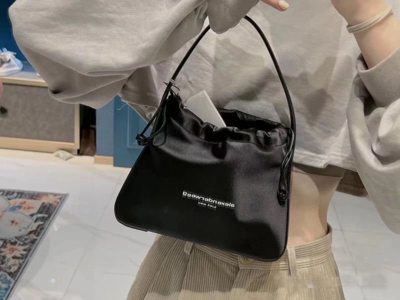 Tote táska kanna formájú, Oxford anyagból, betűrelief, cipzáras nyitás, poliészter bélés