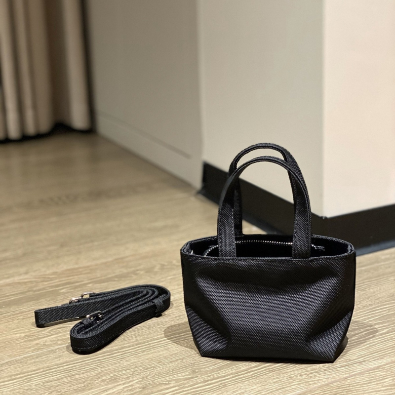 Tote táska kanna formájú, Oxford anyagból, betűrelief, cipzáras nyitás, poliészter bélés