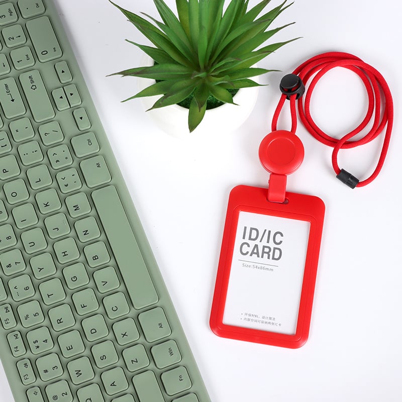 QORI plastična kartična futrola s izvlačnim naramenjem – tvrdi kućište, za kartice kampusa i kartice za obrok, poslovni/uredski stil