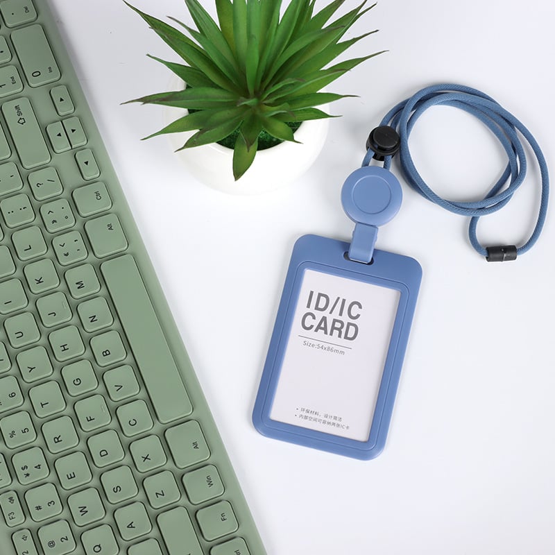 QORI plastična kartična futrola s izvlačnim naramenjem – tvrdi kućište, za kartice kampusa i kartice za obrok, poslovni/uredski stil