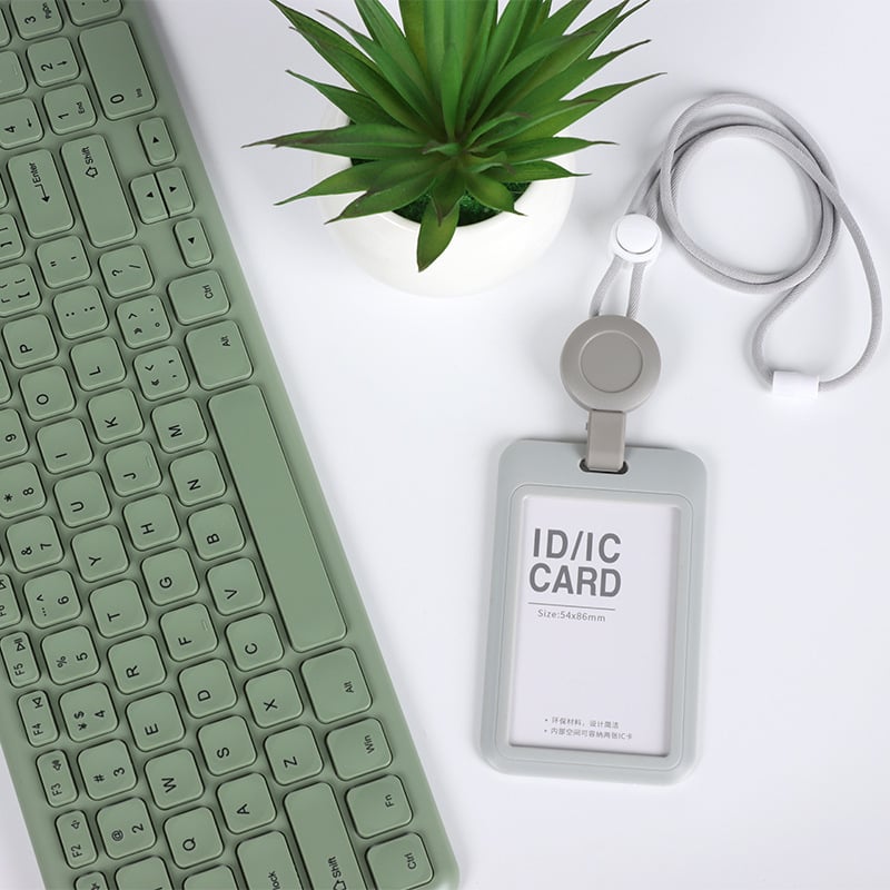 QORI plastična kartična futrola s izvlačnim naramenjem – tvrdi kućište, za kartice kampusa i kartice za obrok, poslovni/uredski stil