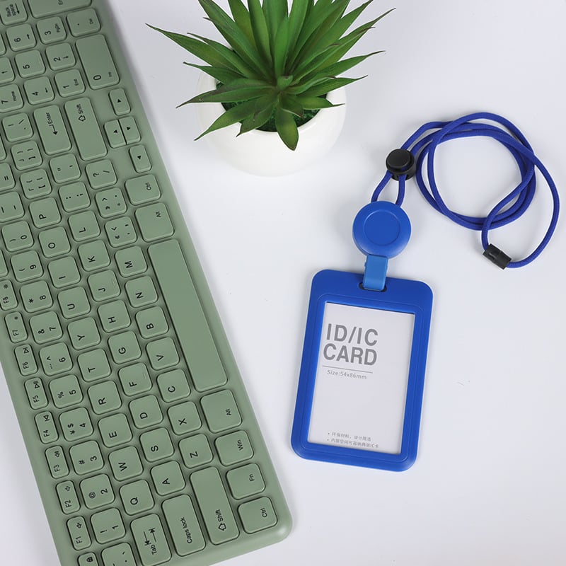 QORI plastična kartična futrola s izvlačnim naramenjem – tvrdi kućište, za kartice kampusa i kartice za obrok, poslovni/uredski stil