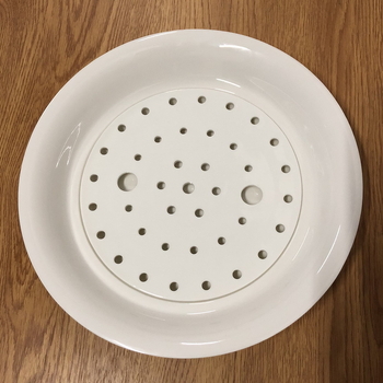 Gőzölő tálca, kör alakú porcelánból, alglazúros felülettel, mikrohullámú sütőben használható