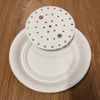 Gőzölő tálca, kör alakú porcelánból, alglazúros felülettel, mikrohullámú sütőben használható