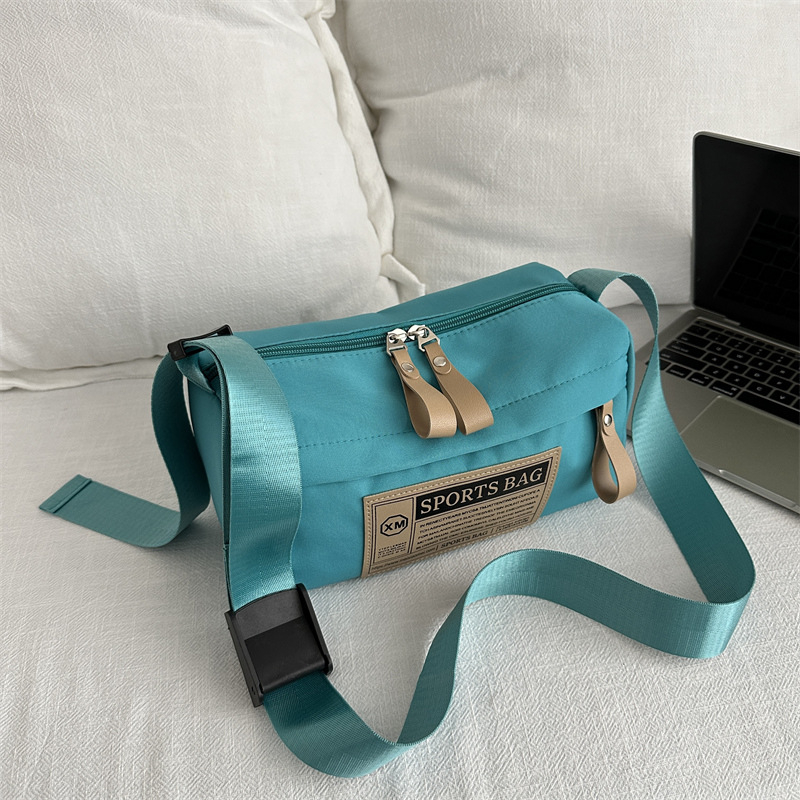 Crossbody torba od Oxford platna, oblik jastuka, zatvaranje na zip, mekana tekstura, s jednim remenom