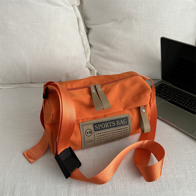 Crossbody torba od Oxford platna, oblik jastuka, zatvaranje na zip, mekana tekstura, s jednim remenom