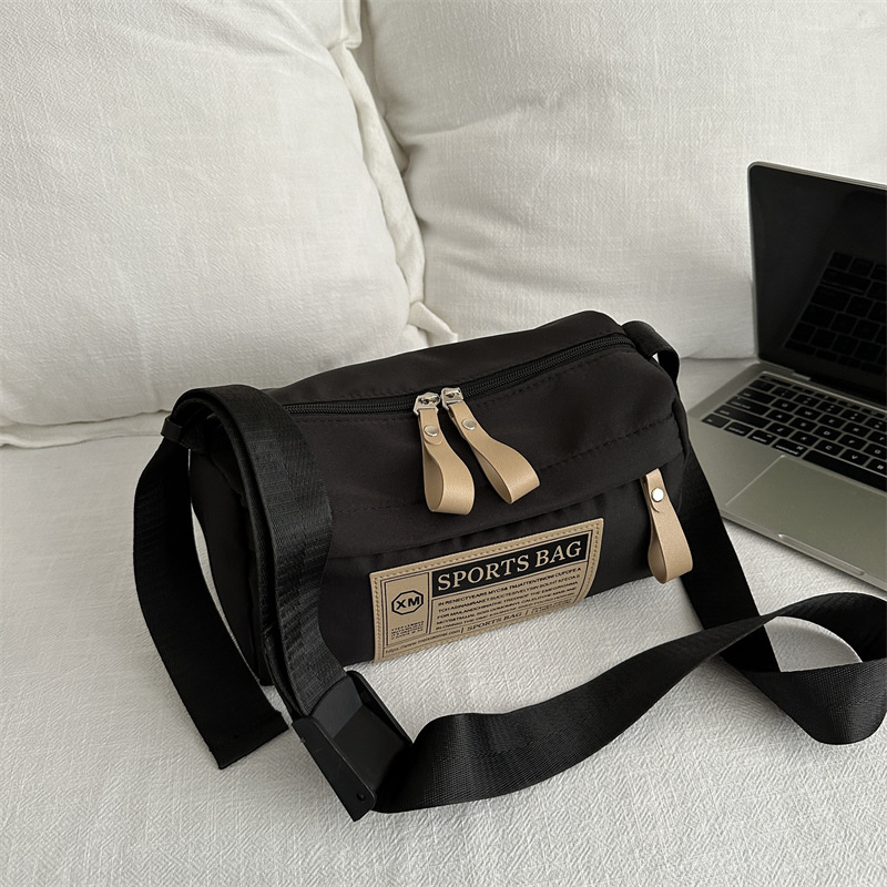 Crossbody torba od Oxford platna, oblik jastuka, zatvaranje na zip, mekana tekstura, s jednim remenom