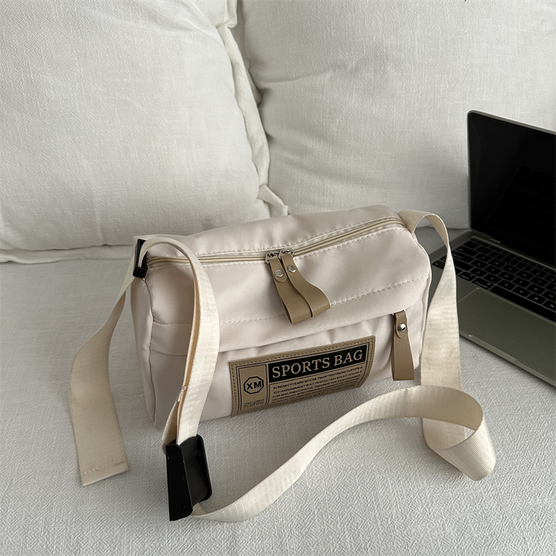 Crossbody torba od Oxford platna, oblik jastuka, zatvaranje na zip, mekana tekstura, s jednim remenom