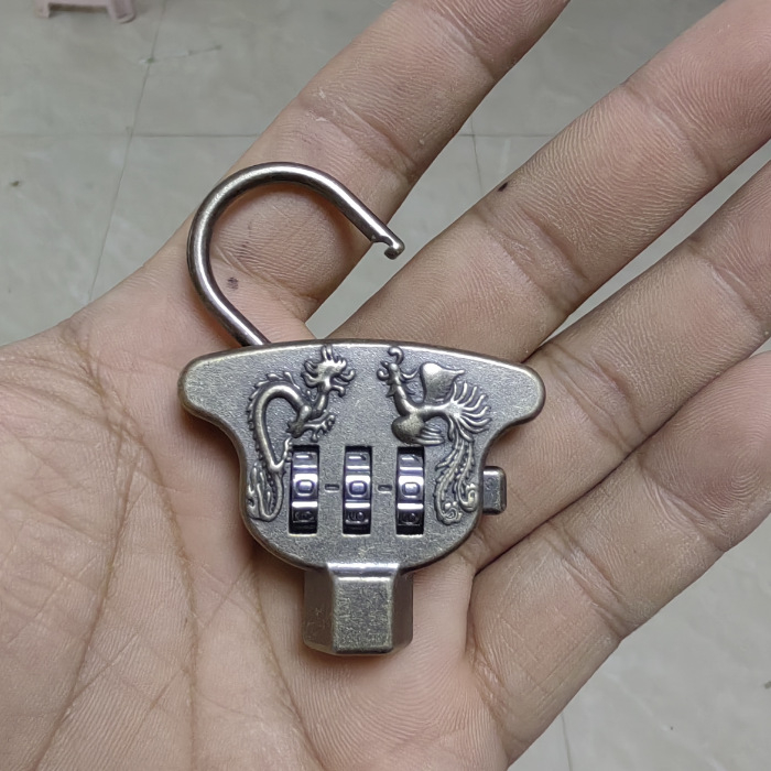 Szekrényzár behúzható acélszálas zsinórral és jelszavas védelemmel, Modell 507, műanyag kivitel, záróoszlopok közti távolság 500, mechanikus