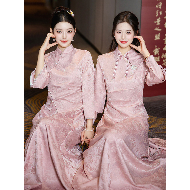 Китайски стил рокля за шаферки със стоечна яка, дълги ръкави и дълга пола; полиестер ≥95% с вторичен плат 30–50%