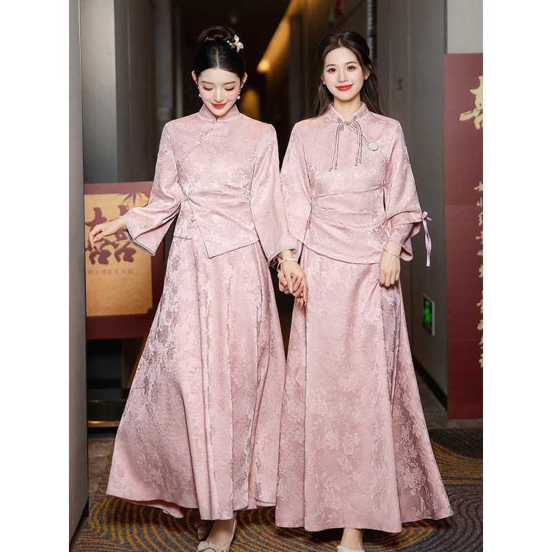 Китайски стил рокля за шаферки със стоечна яка, дълги ръкави и дълга пола; полиестер ≥95% с вторичен плат 30–50%