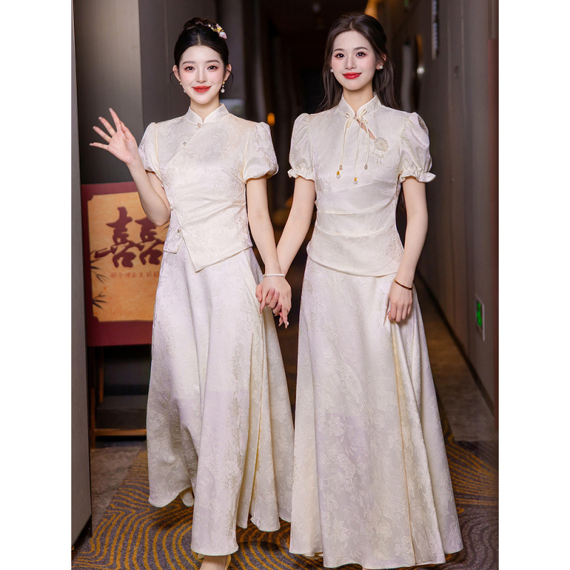 Китайски стил рокля за шаферки със стоечна яка, дълги ръкави и дълга пола; полиестер ≥95% с вторичен плат 30–50%