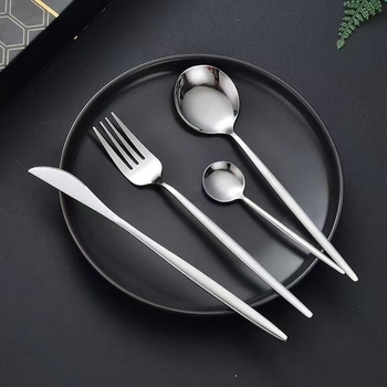 Set tacâmuri din oțel inoxidabil, 24 piese, într-o cutie cadou cu capac flip-top; include cuțit, furculiță, lingură, linguriță și linguriță pentru gheață; 410 oțel inoxidabil; luciu oglindă; stil minimalist modern