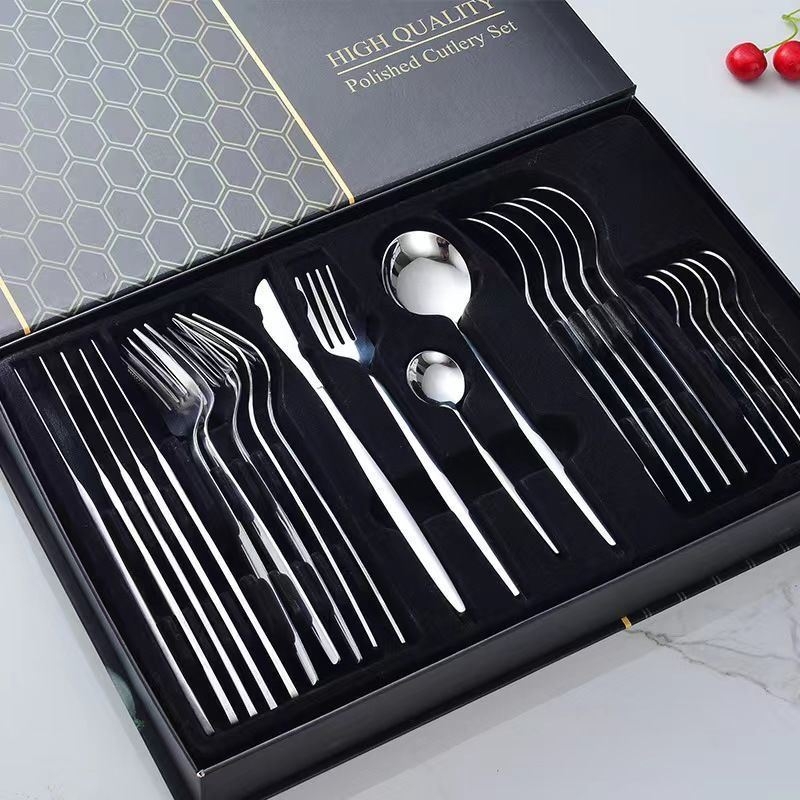 Set tacâmuri din oțel inoxidabil, 24 piese, într-o cutie cadou cu capac flip-top; include cuțit, furculiță, lingură, linguriță și linguriță pentru gheață; 410 oțel inoxidabil; luciu oglindă; stil minimalist modern