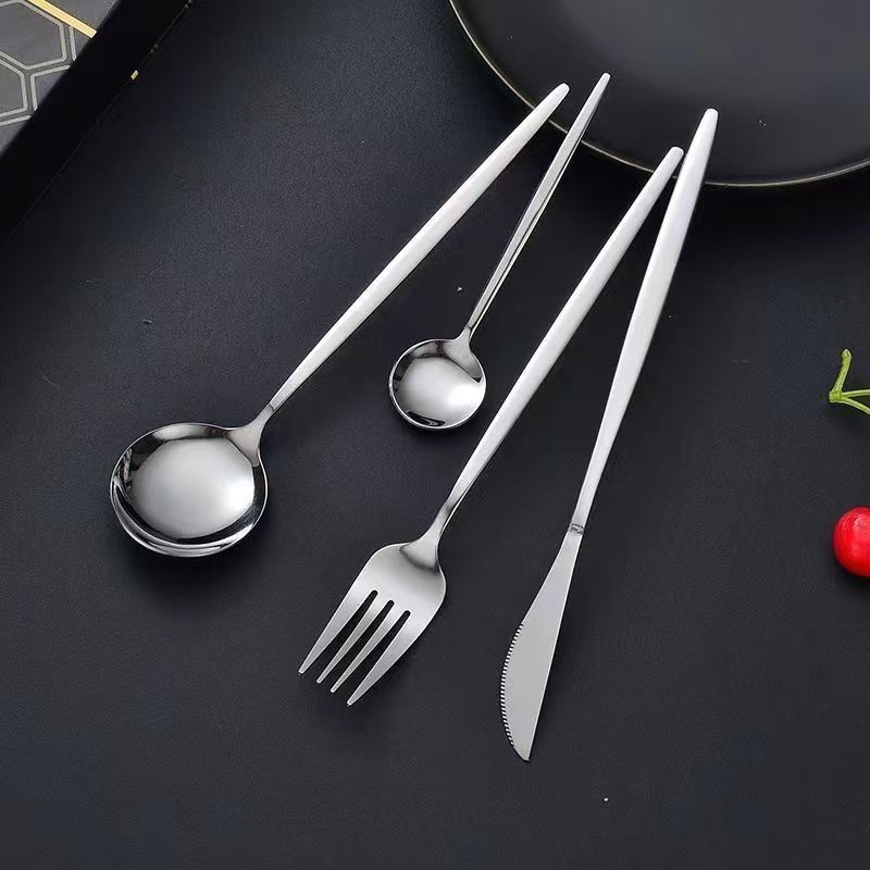 Set tacâmuri din oțel inoxidabil, 24 piese, într-o cutie cadou cu capac flip-top; include cuțit, furculiță, lingură, linguriță și linguriță pentru gheață; 410 oțel inoxidabil; luciu oglindă; stil minimalist modern