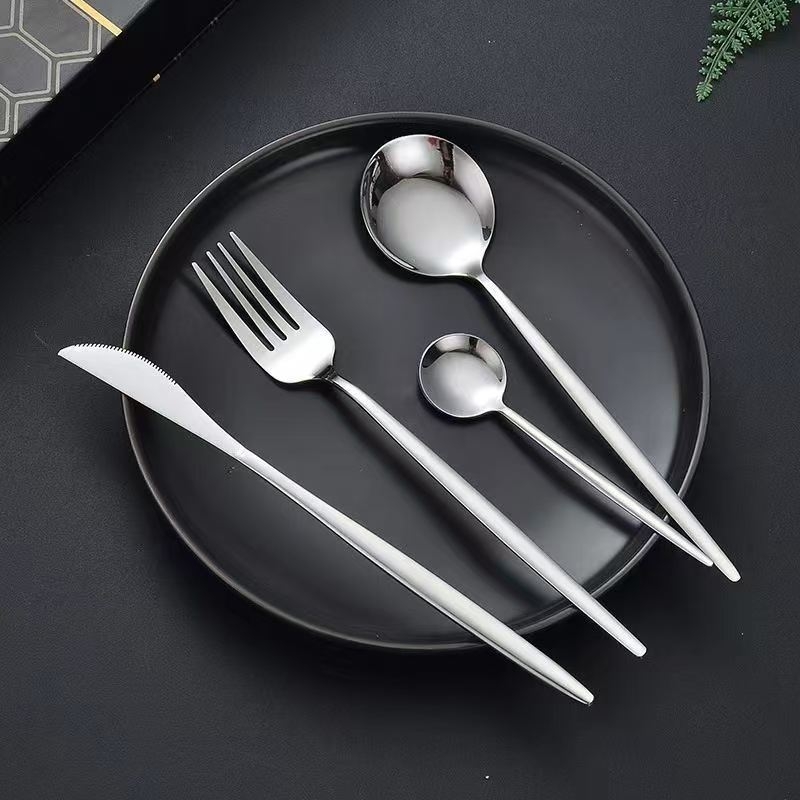 Set tacâmuri din oțel inoxidabil, 24 piese, într-o cutie cadou cu capac flip-top; include cuțit, furculiță, lingură, linguriță și linguriță pentru gheață; 410 oțel inoxidabil; luciu oglindă; stil minimalist modern