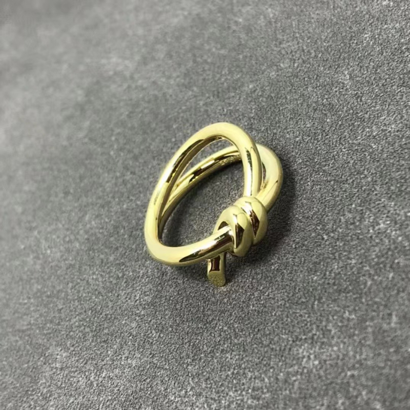 Unisex prsteň so stočeným povrazy a diamantom v ružovom zlate – geometrický dizajn, prémium vzhľad