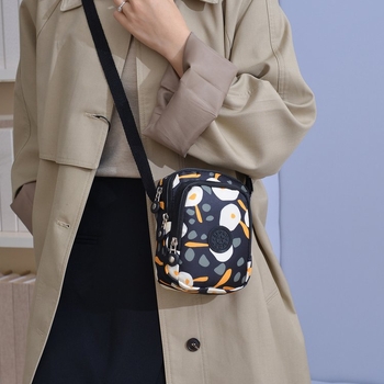 Vertikalna crossbody torbica od Oxford platna, poliester podstava, ovalni oblik, zatvaranje na zip, unutarnji džep sa zipom