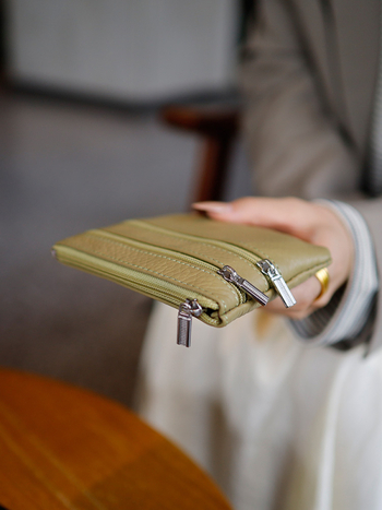 Uniszex valódi bőrből készült érmés táska, első réteg szarvasmarha bőrből, egyszínű külső, poliészter bélés, kulcs- és kártyatartó multifunkciós rekesz, kopásálló