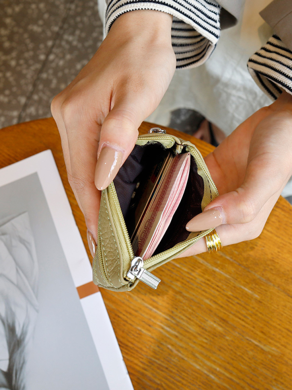 Uniszex valódi bőrből készült érmés táska, első réteg szarvasmarha bőrből, egyszínű külső, poliészter bélés, kulcs- és kártyatartó multifunkciós rekesz, kopásálló