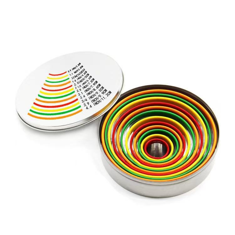 Rozsdamentes acélból készült kör alakú tortaforma mousse gyűrűvel és görbült éllel, 12 darabos készlet