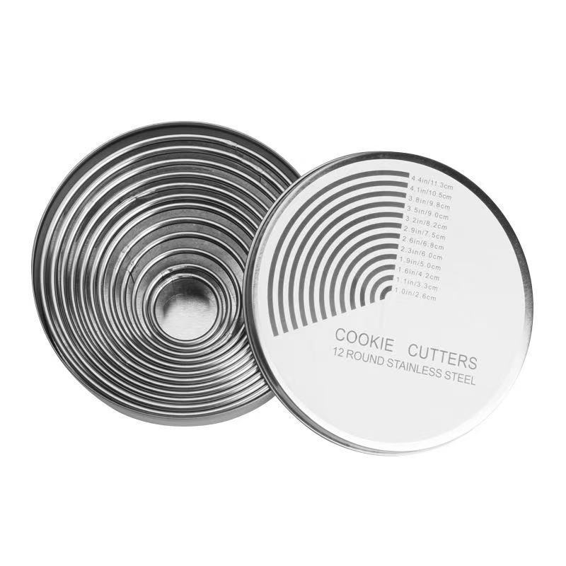 Rozsdamentes acélból készült kör alakú tortaforma mousse gyűrűvel és görbült éllel, 12 darabos készlet