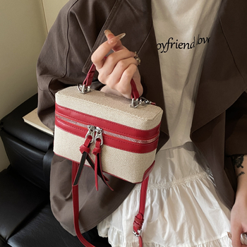 Box táska szalma anyagból, városi minimalist stílus, vízszintes négyzetes forma, cipzár, nylon belső, egy vállpánt