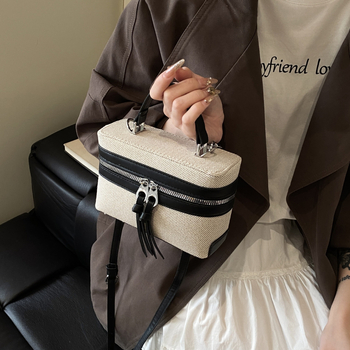 Box táska szalma anyagból, városi minimalist stílus, vízszintes négyzetes forma, cipzár, nylon belső, egy vállpánt