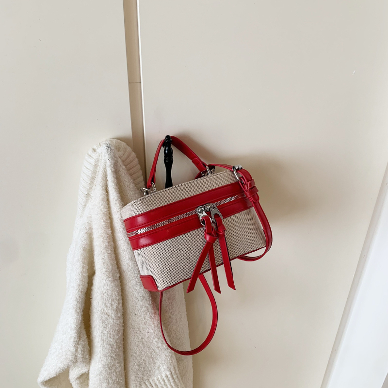 Box táska szalma anyagból, városi minimalist stílus, vízszintes négyzetes forma, cipzár, nylon belső, egy vállpánt