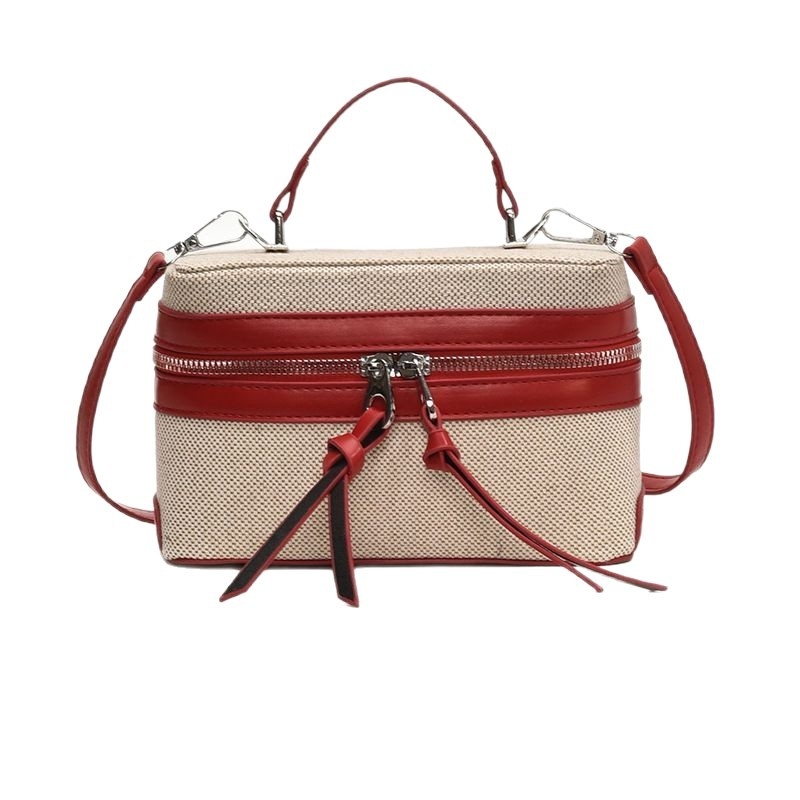 Box táska szalma anyagból, városi minimalist stílus, vízszintes négyzetes forma, cipzár, nylon belső, egy vállpánt