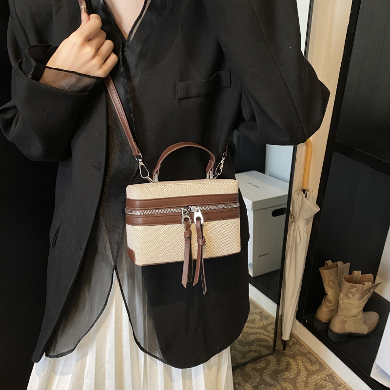 Box táska szalma anyagból, városi minimalist stílus, vízszintes négyzetes forma, cipzár, nylon belső, egy vállpánt