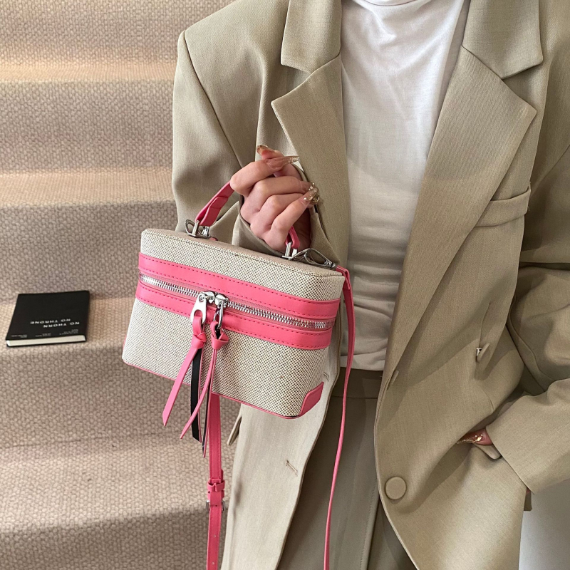 Box táska szalma anyagból, városi minimalist stílus, vízszintes négyzetes forma, cipzár, nylon belső, egy vállpánt