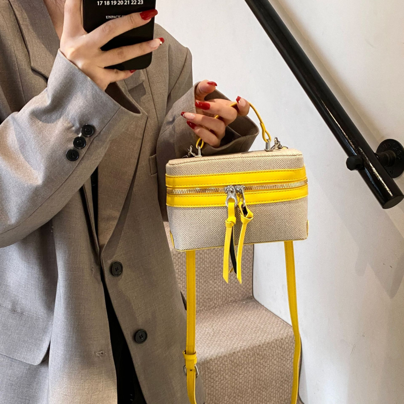 Box táska szalma anyagból, városi minimalist stílus, vízszintes négyzetes forma, cipzár, nylon belső, egy vállpánt