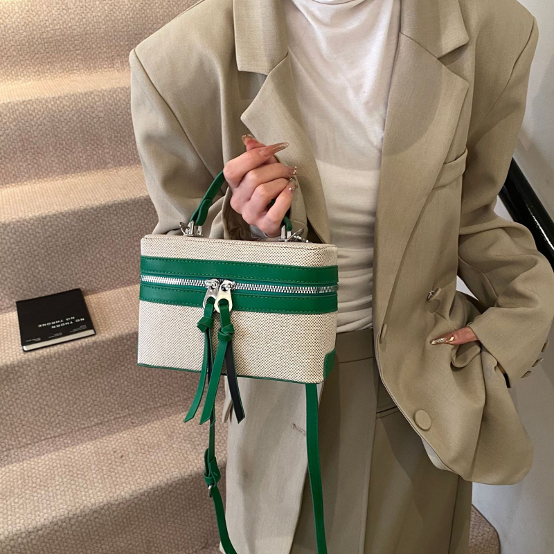 Box táska szalma anyagból, városi minimalist stílus, vízszintes négyzetes forma, cipzár, nylon belső, egy vállpánt