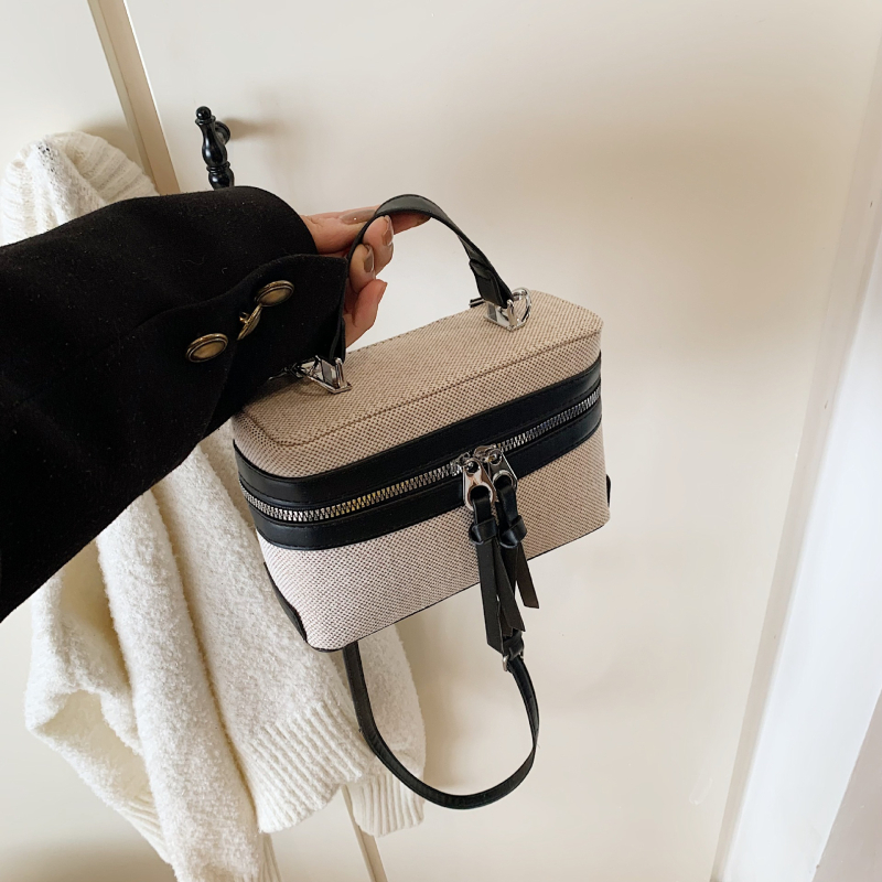 Box táska szalma anyagból, városi minimalist stílus, vízszintes négyzetes forma, cipzár, nylon belső, egy vállpánt