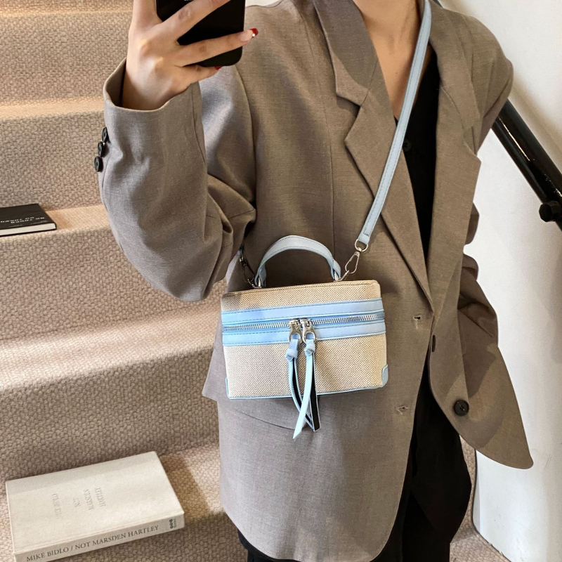 Box táska szalma anyagból, városi minimalist stílus, vízszintes négyzetes forma, cipzár, nylon belső, egy vállpánt