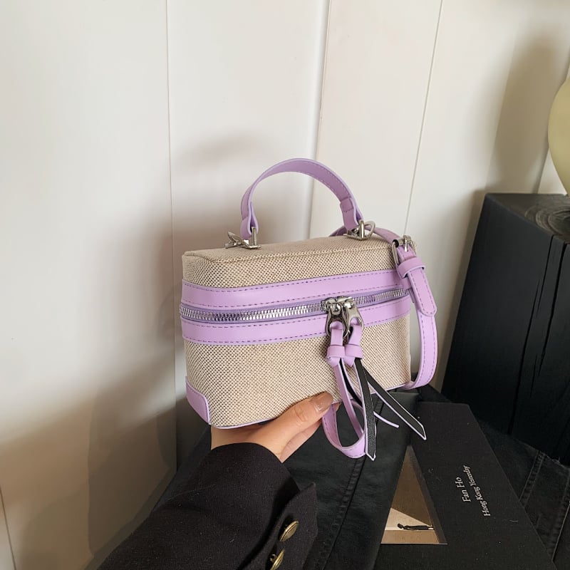 Box táska szalma anyagból, városi minimalist stílus, vízszintes négyzetes forma, cipzár, nylon belső, egy vállpánt