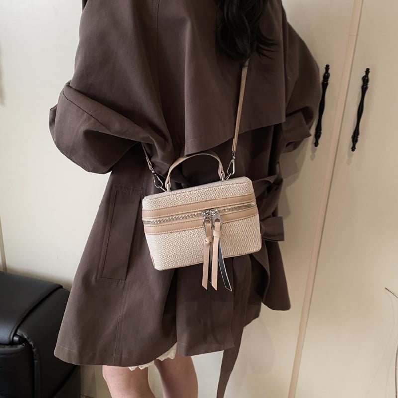 Box táska szalma anyagból, városi minimalist stílus, vízszintes négyzetes forma, cipzár, nylon belső, egy vállpánt