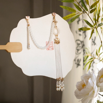 Tavaszi stílusú friss kitűző, nyomott gallérral, üveggolyó virág alakú, kézzel készített, származik Jinan, Shandong.