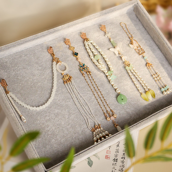 Tavaszi stílusú friss kitűző, nyomott gallérral, üveggolyó virág alakú, kézzel készített, származik Jinan, Shandong.