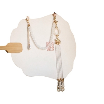 Tavaszi stílusú friss kitűző, nyomott gallérral, üveggolyó virág alakú, kézzel készített, származik Jinan, Shandong.