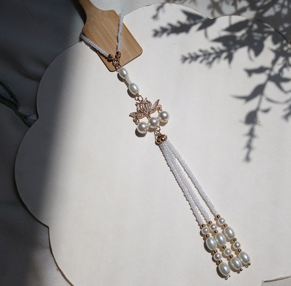 Tavaszi stílusú friss kitűző, nyomott gallérral, üveggolyó virág alakú, kézzel készített, származik Jinan, Shandong.