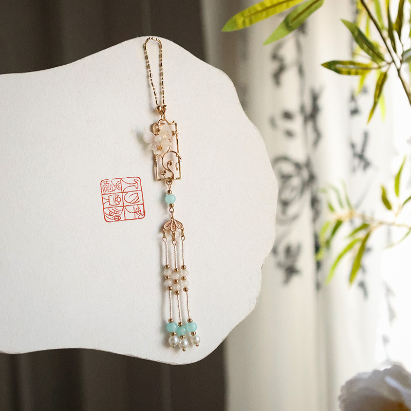 Tavaszi stílusú friss kitűző, nyomott gallérral, üveggolyó virág alakú, kézzel készített, származik Jinan, Shandong.