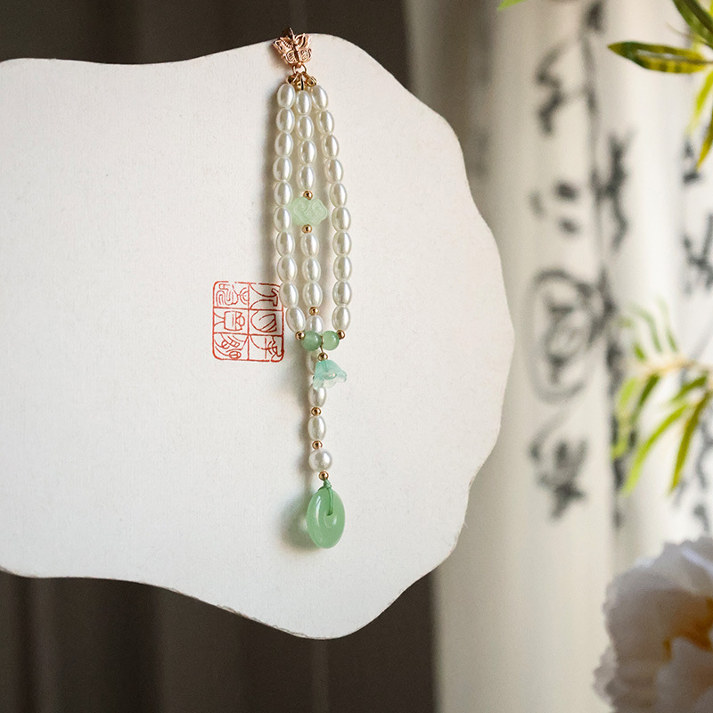 Tavaszi stílusú friss kitűző, nyomott gallérral, üveggolyó virág alakú, kézzel készített, származik Jinan, Shandong.