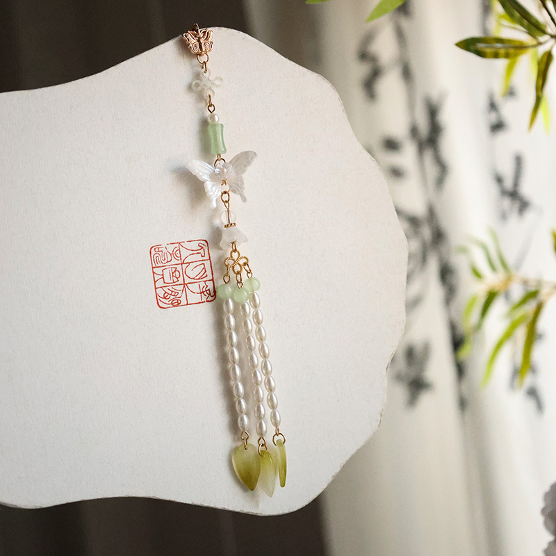 Tavaszi stílusú friss kitűző, nyomott gallérral, üveggolyó virág alakú, kézzel készített, származik Jinan, Shandong.