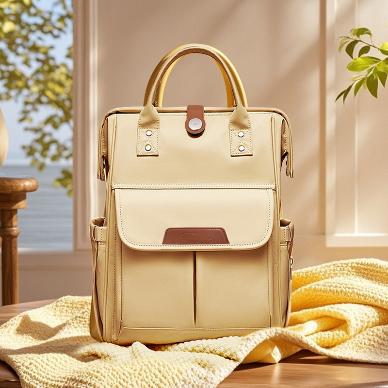 Anyukáknak és babáknak szánt nagy kapacitású, könnyű, multifunkcionális hátizsák (Anyag: poliészter; Belső: poliészter; Hátizsákrendszer: görbült vállpánt; Megjelenés: 2018 tavasza)