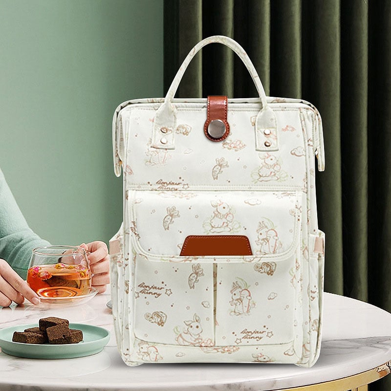 Anyukáknak és babáknak szánt nagy kapacitású, könnyű, multifunkcionális hátizsák (Anyag: poliészter; Belső: poliészter; Hátizsákrendszer: görbült vállpánt; Megjelenés: 2018 tavasza)