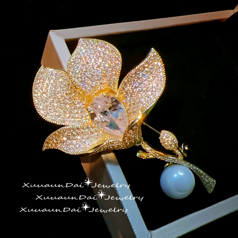 Bakarna broš s motivima kamelije, dragonfly i leptira, biseri i cirkoni, korejski stil, elektroplatinirani završetak