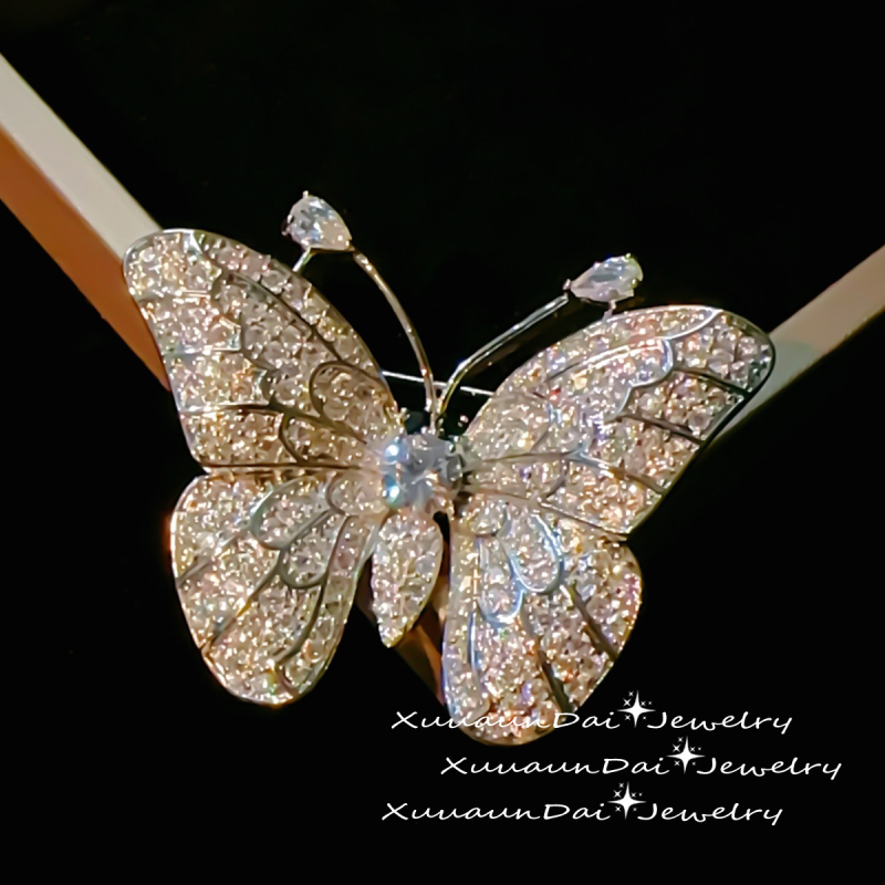 Bakarna broš s motivima kamelije, dragonfly i leptira, biseri i cirkoni, korejski stil, elektroplatinirani završetak